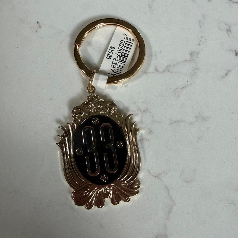 Disney Club 33 Gold Tone Crest Keychain Key Ring Disney Parks Exclusive NWT